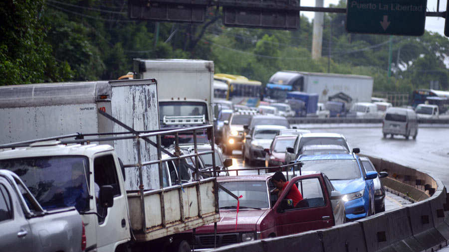 Caos Vial En La Carretera Los Chorros Luego De Que Rastra Chocara