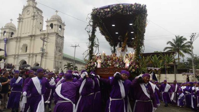 Conoce la procesión que recorre más de 12 horas las calles de Izalco