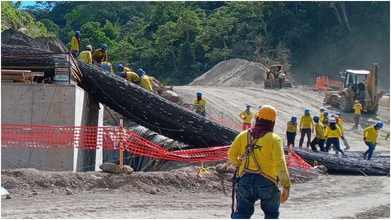 Base De Hierro Cay Sobre Varios Trabajadores En Los Chorros Noticias