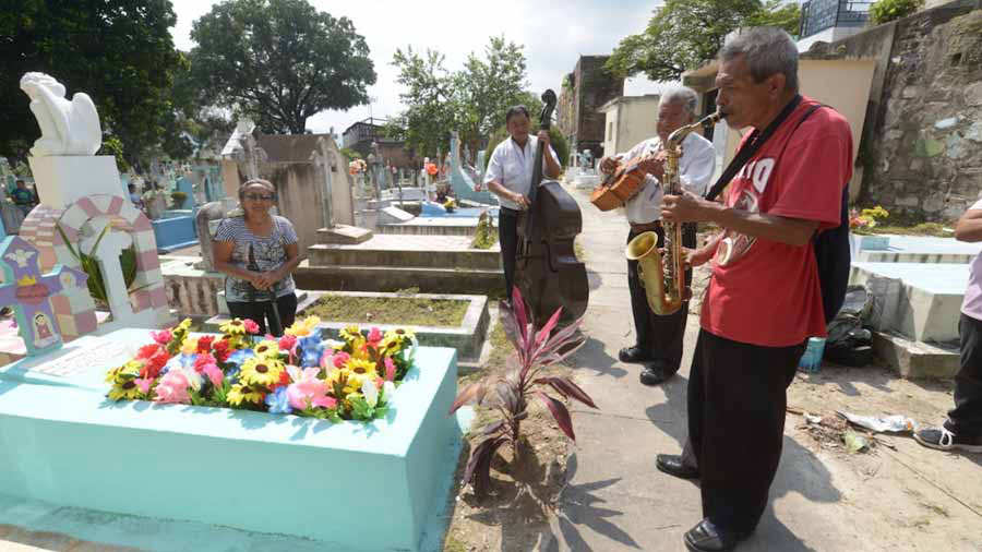 Con Flores Y Mariachis Salvadoreños Conmemoran A Sus Seres Queridos En ...