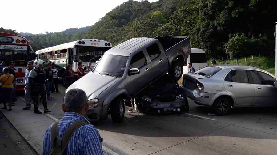 8 vehículos involucrados en choque en la carretera a Los Chorros