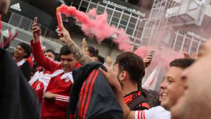 Aficionados de River Plate reciben con banderazo al equipo