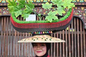 An Indonesian dancer waits for her turn to perform during the 2018 Mi