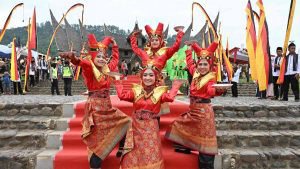 Indonesian dancers pose for photographers during the 2018 Minangkabau