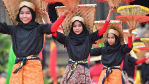 Indonesian dancers participate at the 2018 Minangkabau art and cultur