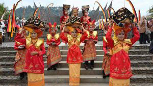 Indonesian students in Minangkabau traditional outfits welcome guests