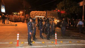 Polica disuelve con gases protesta que encabezaba expresidente Manuel Zelaya