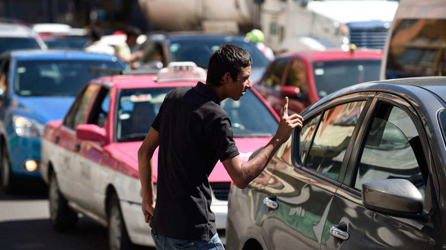 Hondure os claman por comida y dinero en las calles de M xico