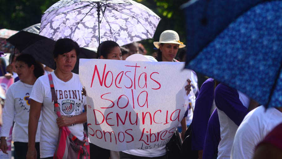 Manifestantes Salvadoreñas Denuncian El Aumento De Violencia Contra La ...