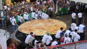 Cobertura al Da Nacional de la Pupusa, atencin al intento de romper el rcord de la pupusa ms grande. Por favor hacer fotos de color, con Juan Calles, los diferentes puestos, e incluir video y laptop para transmitir. ATENCI”N, preguntar a Wilfred