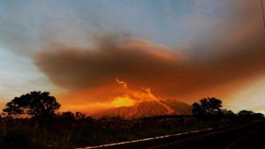 Miles de personas evacuadas por fuerte erupcin volcn de Fuego Guatemala