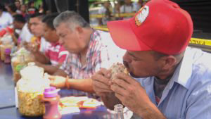 Cobertura al Da Nacional de la Pupusa, atencin al intento de romper el rcord de la pupusa ms grande. Por favor hacer fotos de color, con Juan Calles, los diferentes puestos, e incluir video y laptop para transmitir. ATENCI”N, preguntar a Wilfred