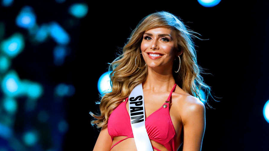 Ángela Ponce, transgénero y representante de España, desfila en traje