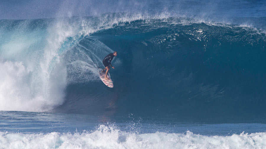 Las gigantes olas de Hawái que esperan a los surfistas en el Billabong