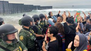 Detienen a religiosos pro inmigracin en la frontera de San Diego