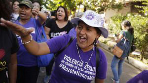 Dejan en libertad a joven juzgada en El Salvador por intento de aborto