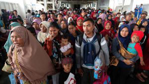 Indonesia eleva a 430 los muertos y a 22.000 los desplazados por el tsunami