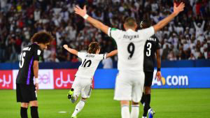 Real Madrid's Croatian midfielder Luka Modric (C