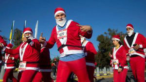 Atletas disfrazados de Pap Noel participan en una carrera en el occidente de Mxico