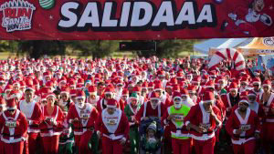 Atletas disfrazados de Pap Noel participan en una carrera en el occidente de Mxico
