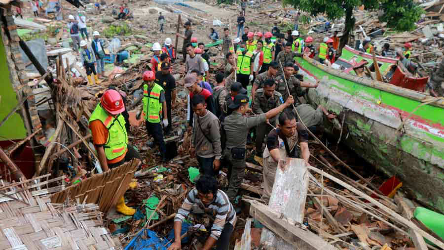 Tragedia En Indonesia: Tsunami Arrasa Con Todo A Su Paso Y Deja Más De ...