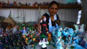 Recorrido por las ventas de nacimientos y artculos navideos en el centro de San Salvador, para verificar precios y novedades.