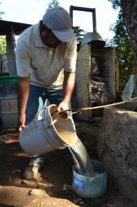 Historia Luis Lagos, hondureo que vende leche de cabra en San Miguel