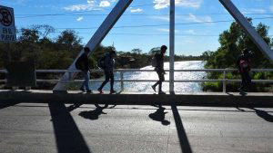 Caravana-migrantes_041/ Migrantes salvadoreos cruzan el puente del ro Paz que divide El Salvador y Guatemala.