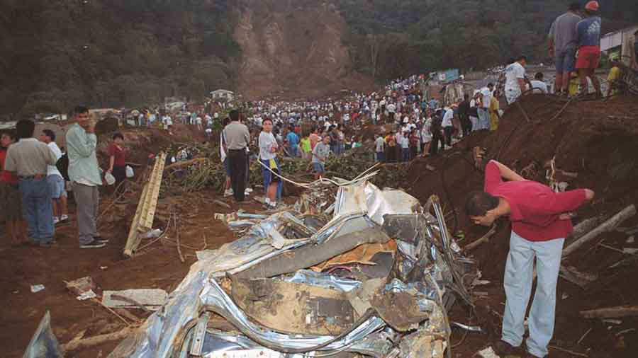 Imágenes De La Devastación En Las Colinas Tras El Terremoto De 2001