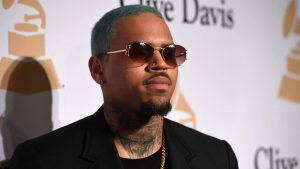 Cantante Chris Brown demanda a Warner Bros.