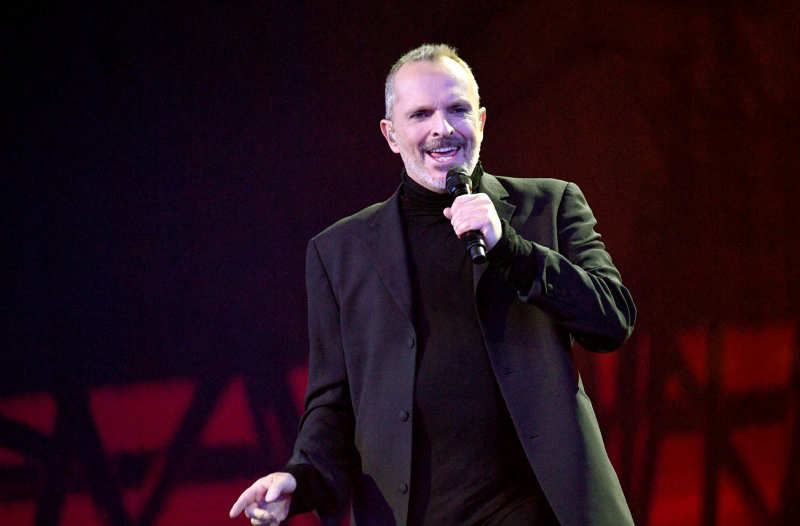 Miguel Bosé celebra 70 años en plena gira internacional