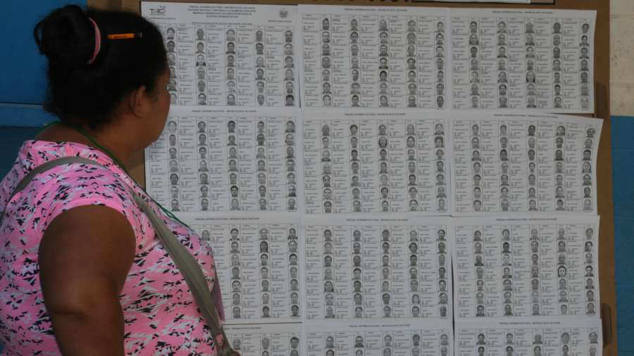 Una salvadorea busca su nombre en el padrn electoral en el centro de votacin asignado para las elecciones de alcaldes y diputados del 2018. 