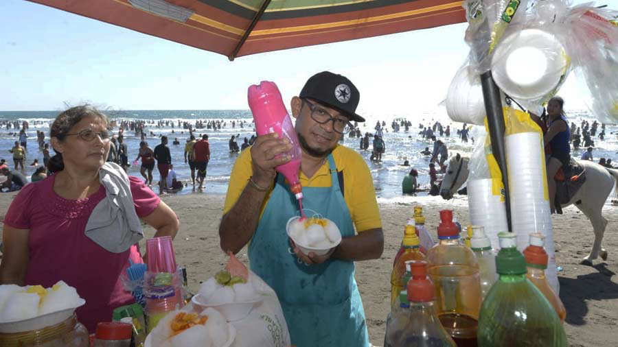 Para el calor en la playa El Majahual, no hay nada mejor que una minuta de frutas.