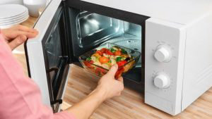 4 alimentos que no debes recalentar en el microondas