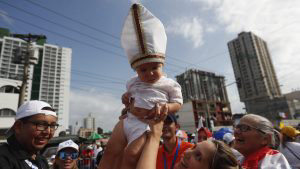 Miles de personas madrugan en Panam para ver de cerca al papa Francisco