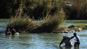 Central American migrants try to cross the Rio Bravo/ Los migrantes centroamericanos deben pasar rpido el ro Bravo para evitar ser capturados por la seguridad de la frontera.