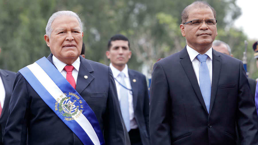 Salvador Snchez Cern y Óscar Ortiz llegan a la entrega del informe del cuarto ao de gobierno ante la Asamblea Legislativa. 