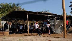 Escuela de laminas y palos (champa), donde estudian 24 nios del casero El Almendro, cantn Punta Remedios de Acajutla en Sonsonate.