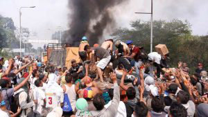 Queman camiones con ayuda a Venezuela en frontera con Colombia