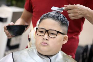 Peluquera en Hanoi ofrece cortes de pelo al estilo de Donald Trump y Kim Jong-un