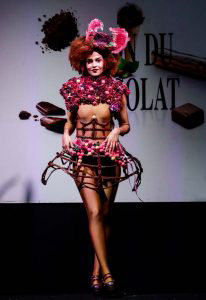 Se te antoja? Inusuales vestidos hechos con chocolate en la pasarela de  Bruselas | Noticias de El Salvador 