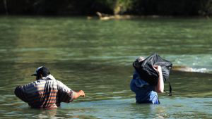Central American migrants try to cross the Rio Bravo