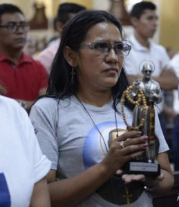 Zoila Quijada San Martn Llega con una imagen de Monseor Romero a la misa