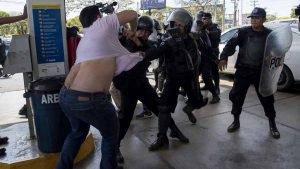 Polica repliega con violencia a periodistas que cubren protesta en Nicaragua