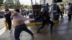Polica repliega con violencia a periodistas que cubren protesta en Nicaragua