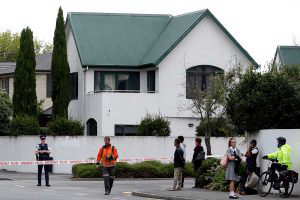 Police cordon off the area in front of the Masjid al Noor mosque afte/ Dos ataques terroristas se produjeron a primera hora de la tarde en dos  dos mezquitas situadas en el centro de Christchurch, la mayor ciudad de la Isla Sur de Nueva Zelanda