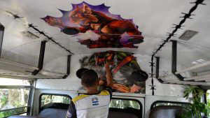 JO-Esposos-decoran-buses007