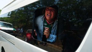 Inami bloquea paso de caravana migrante, en Mxico
