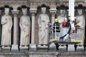 Francia eval?a los daos sufridos por la catedral de Notre Dame