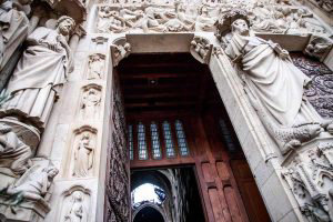 Francia eval?a los daos sufridos por la catedral de Notre Dame de Pars